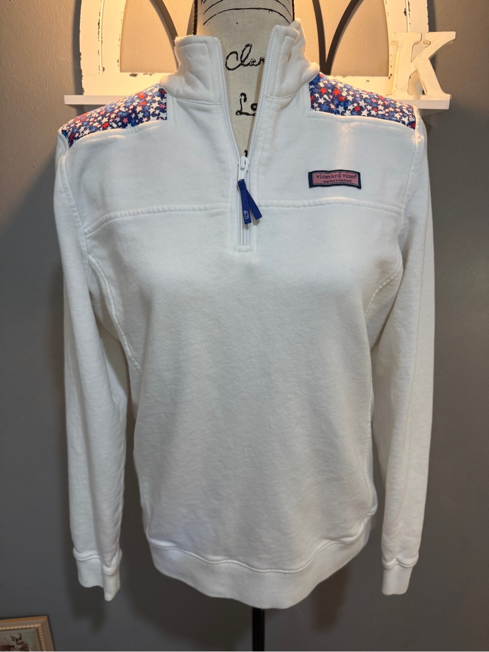 VINEYARD VINES WHITE QUARTER ZIP SWEATSHIRT WITH STAR PATTERN SZ M
